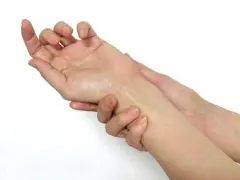 どめ（右腕が麻痺してます） しびれの悩みについて | まこと脳神経外科クリニック